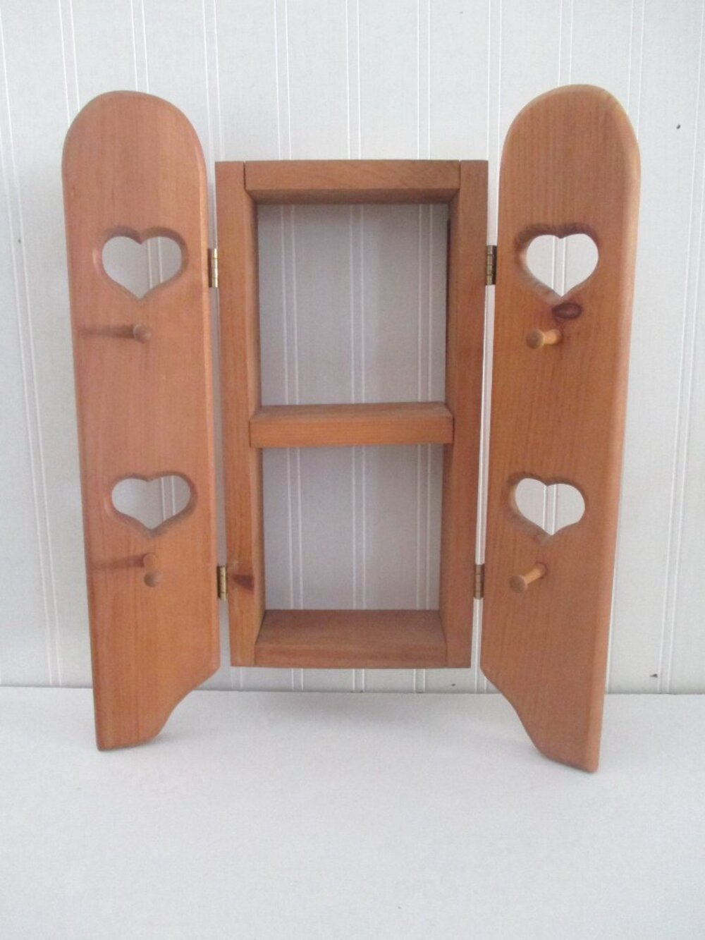 Vintage Heart Cutout Shelf Cupboard Peg Hooks Mugs Keys Dog Accessories